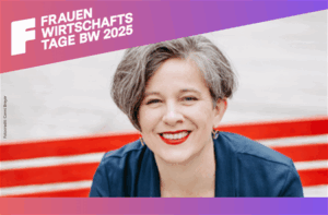Oben links der Schriftzug „Frauenwirtschaftstage 2025“. Darunter Katrins lächelndes Gesicht. Im Hintergrund die rote Lehne der Satzbank.