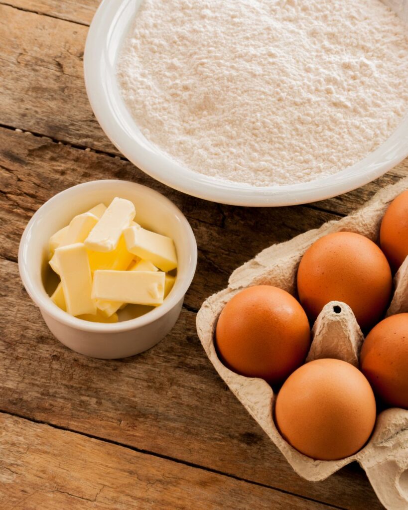 Arbeitsfläche mit Butter, Mehl und Eiern.