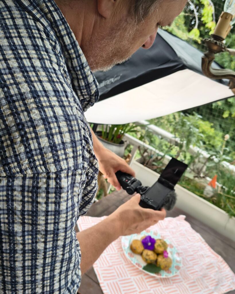 Bernhard Rosa macht Profi-Fotos von Muffins. Um den Tisch stehen diverse Lampen für eine optimale Ausleuchtung.