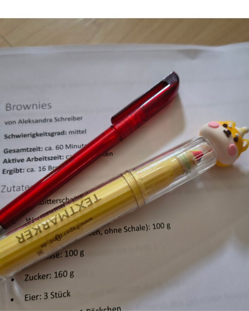 Ausdruck eines Brownie-Rezepts. Darauf ein Kulli und ein Textmarker.